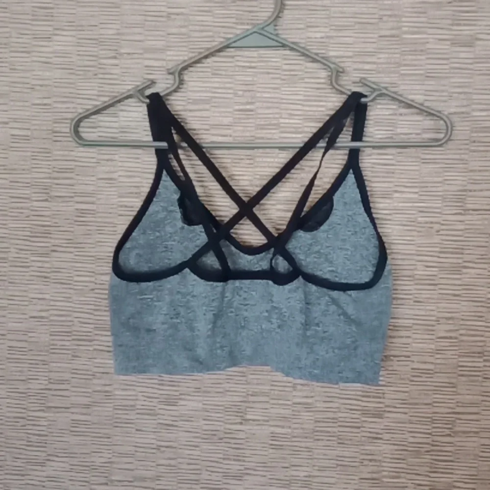 Woman's sports bra - Picture 2 of 6